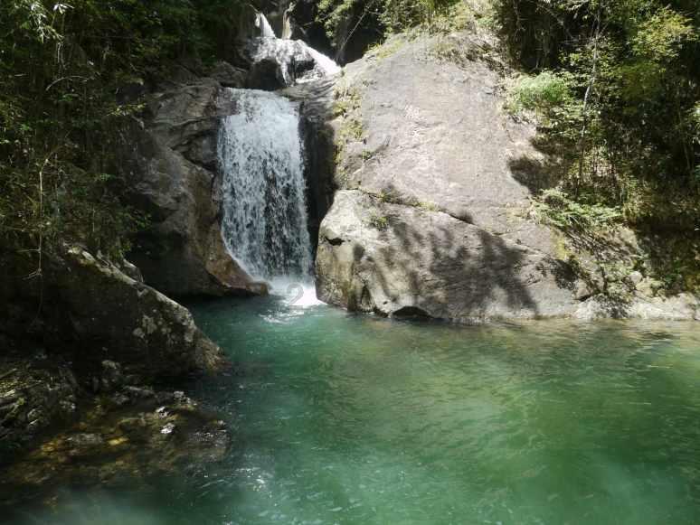 众星登上新闻联播，李雪健黄渤坐前排地位高，易烊千玺镜头火上热搜